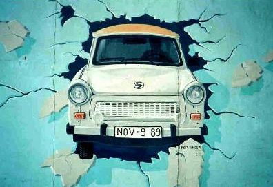 Berlin_Wall_Trabant_grafitti-photo-Bogdangiusca Viaggio in Germania Est