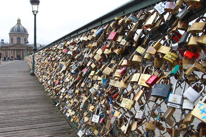 Parigi, recentemente affaticata dal peso dell’amore.