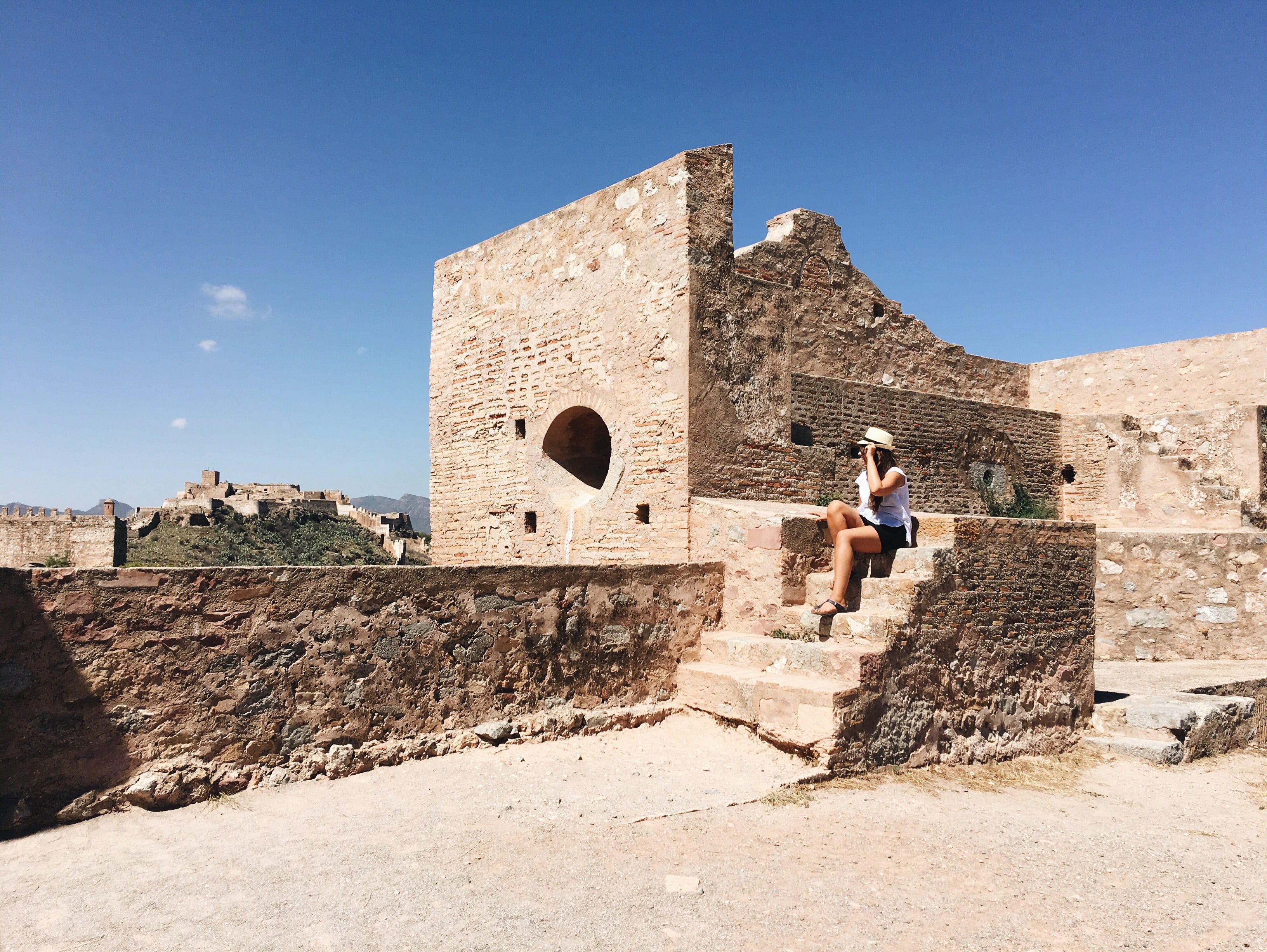 Chiara e le rovine di Sagunto, in Spagna
