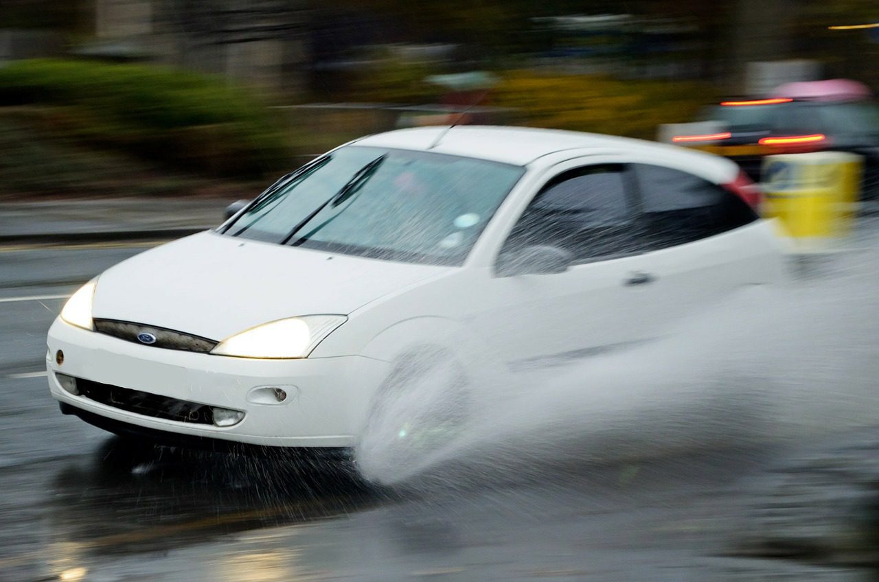 Come guidare sotto una pioggia battente
