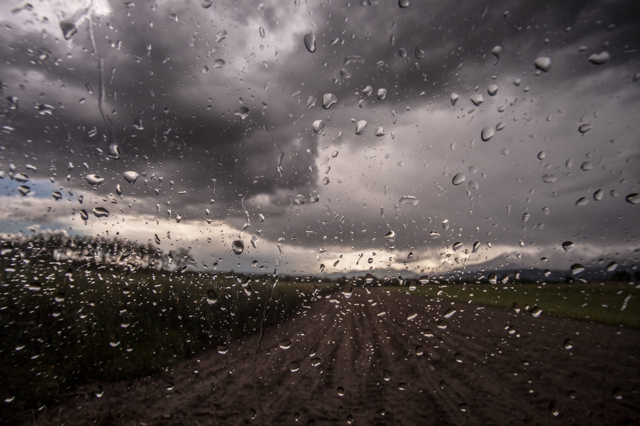 Come guidare sotto una pioggia battente