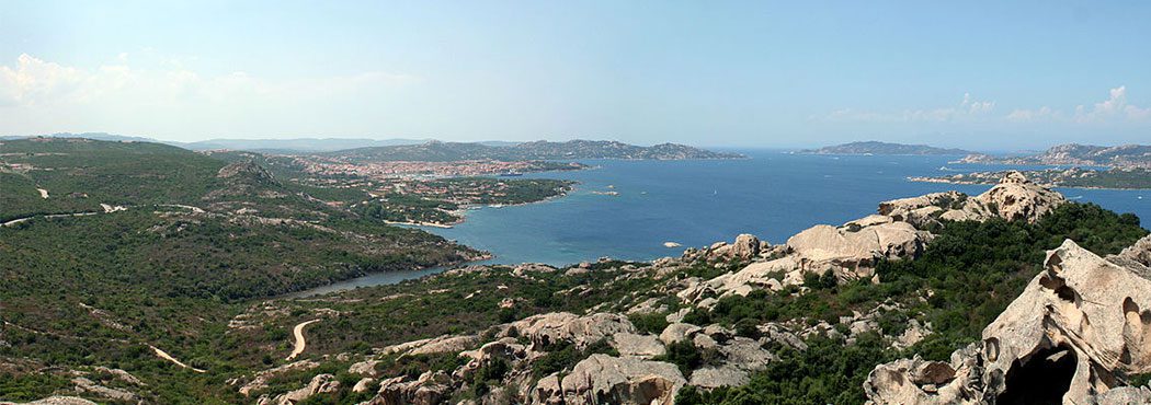 Il panorama sopra Palau: vi raccontiamo cosa visitare e vedere in questa piccola località della Sardegna.